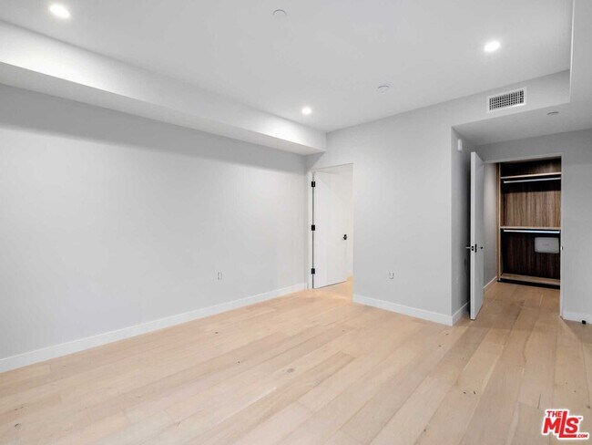 Building Photo - 825 Croft Ave