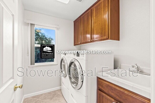 Building Photo - 1570 Eastlake Cir