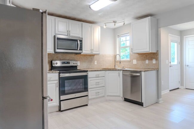 Building Photo - Charming Portsmouth Home with Spacious Backyard