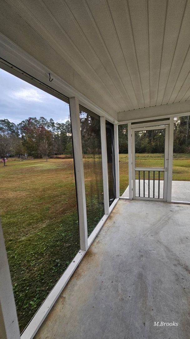 Building Photo - Country living but conveniently located in Kingsgate S/D in North Lowndes County near Moody AFB.