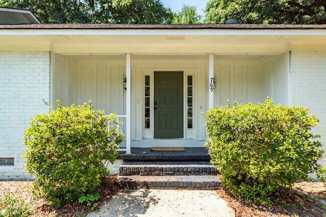 Building Photo - 765 Leafwood Rd