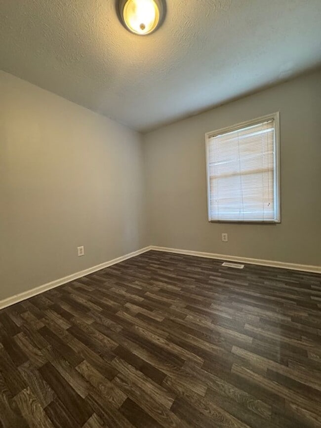 Building Photo - 112 Sandy Dr