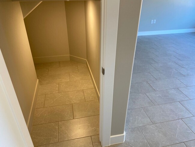 Building Photo - Red Mountain Vista Town Home, End Unit