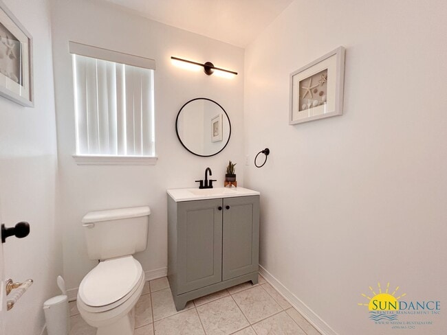 Building Photo - Custom Furnished 4 bed 3.5 bath in Emerald Bay!