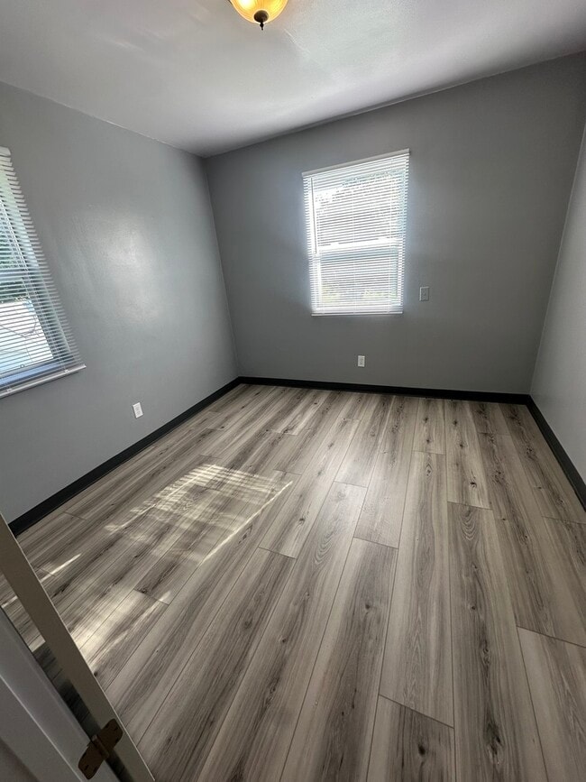 Building Photo - 345 N Shabbona St