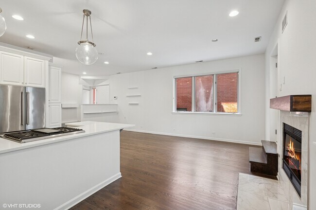 Building Photo - 636 W Schubert Ave