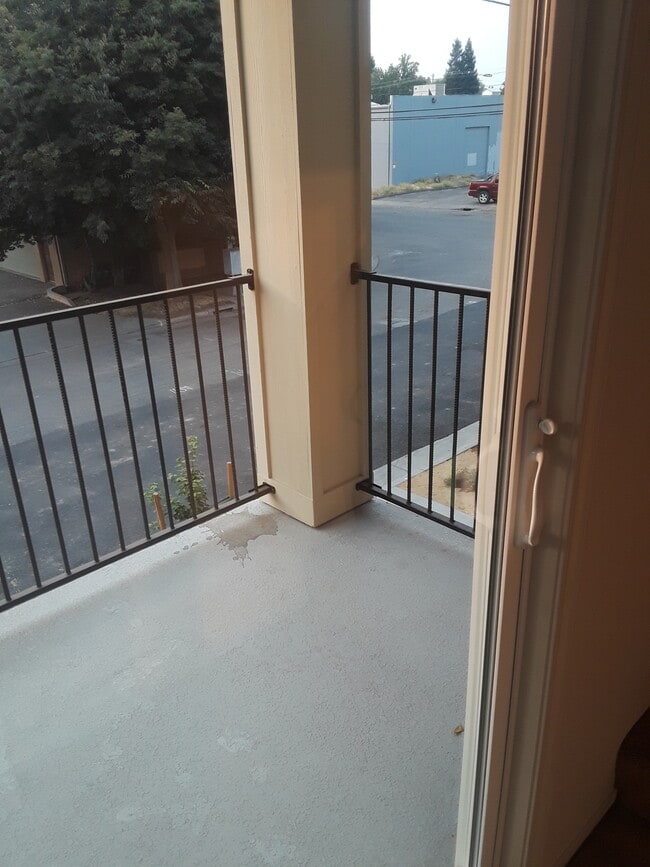 Building Photo - 1005 W 6th St