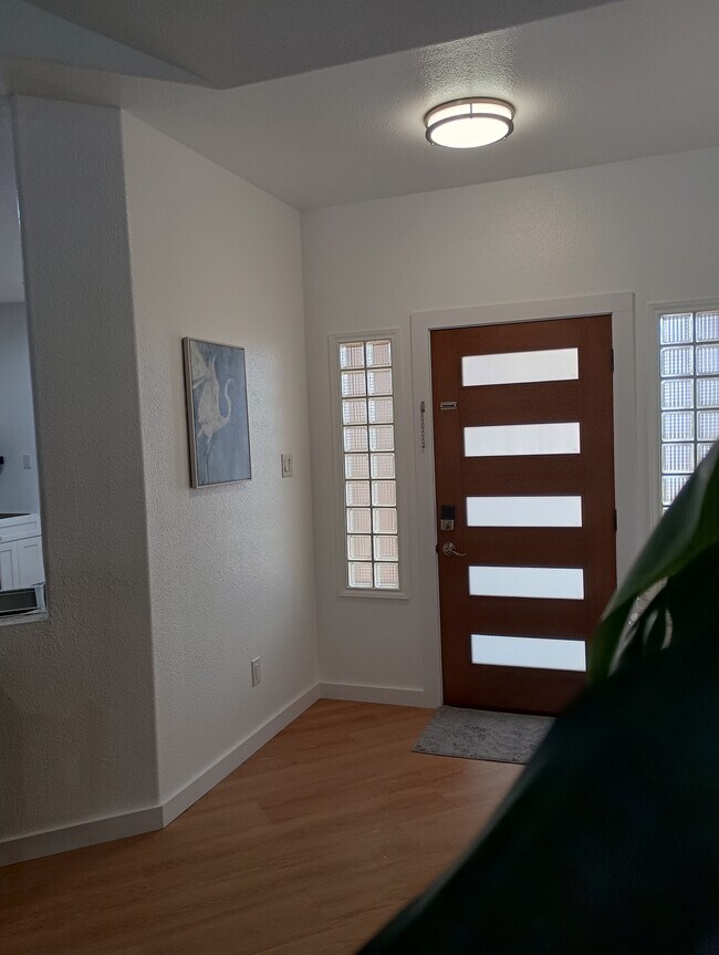 Building Photo - 15829 Vincent Dr