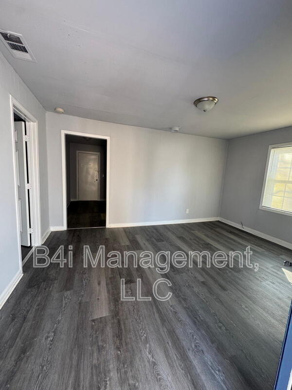 Building Photo - 27 Domineck St