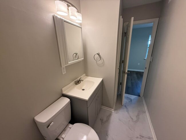 Building Photo - 213 N Ann St