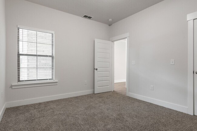 Building Photo - Beautiful 3-Bedroom Townhome
