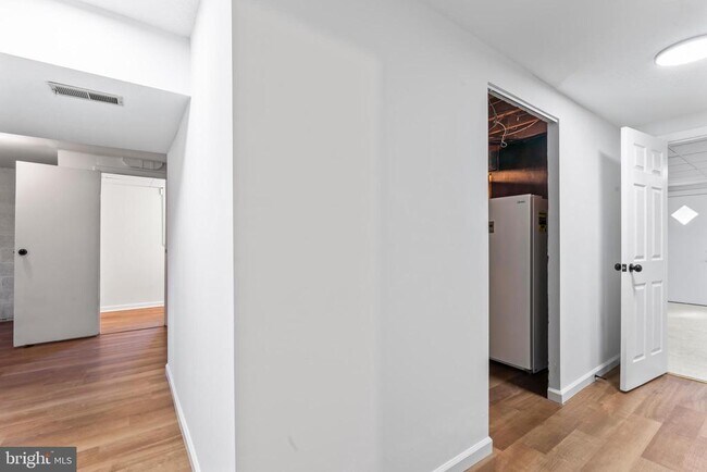 Building Photo - 2521 Fairhill Dr