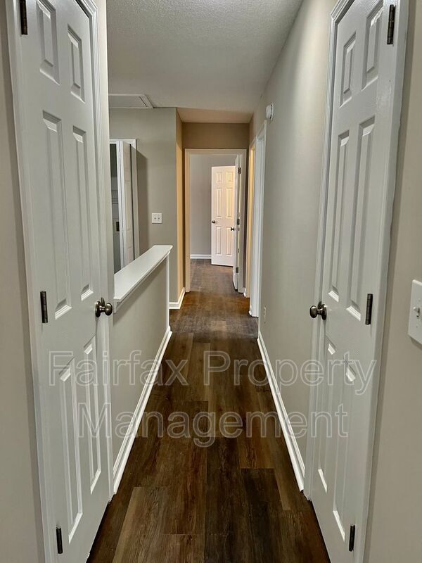 Building Photo - 201 Ridge Lake Dr