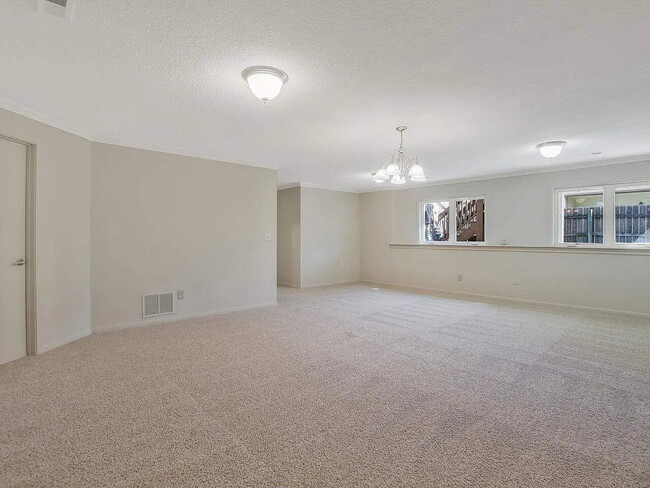 Building Photo - 812 S Red Oaks Cir