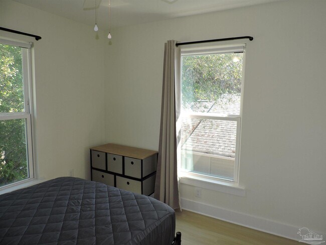 Building Photo - 1702 E La Rua St