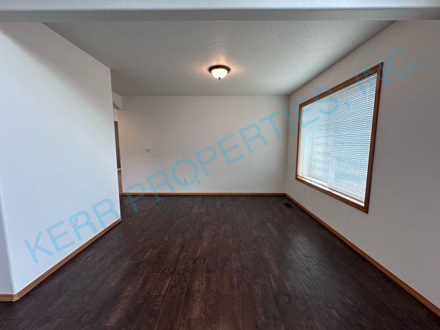 Building Photo - Charming 3-Bed Oasis on SE Sedona Dr - Spa...