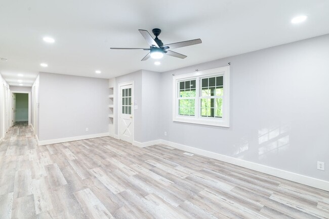 Building Photo - 3 Bedroom 2 Bath beautiful newly remodeled...