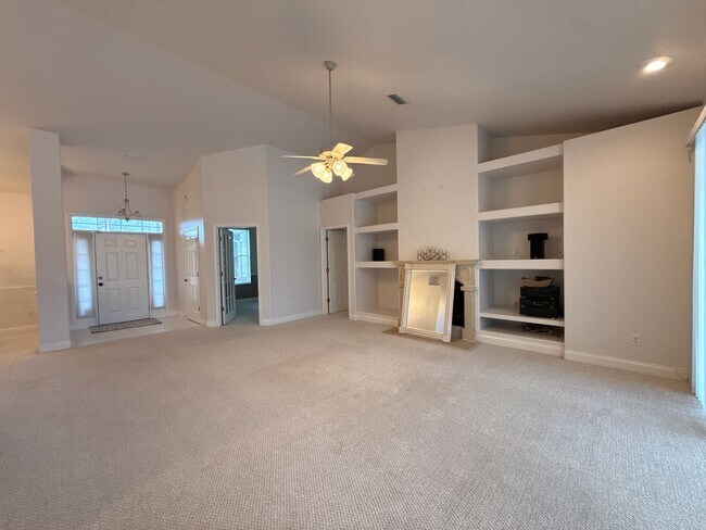 Building Photo - Lake Diamond Golf and County Club Pool Hom...