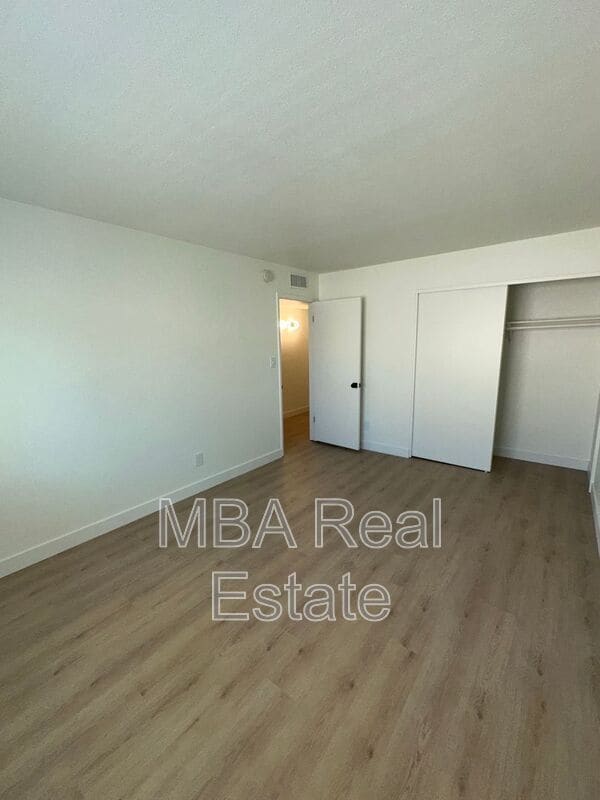 Building Photo - 8037 E Glenrosa Ave