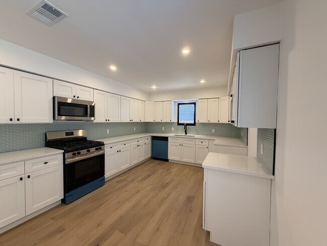 Building Photo - 914 Belmeade Dr