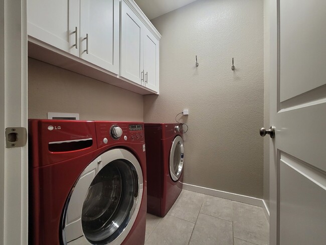 Building Photo - 1353 Molly Ave