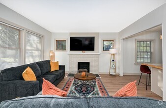 Building Photo - Cozy Home in Cleveland - Lyndhurst