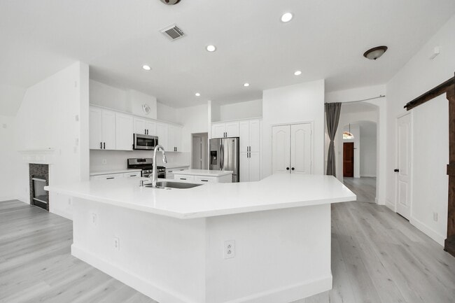 Building Photo - 10850 White Oak Point Ct