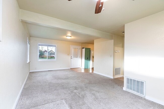 Building Photo - 2 Bed - 1 Bath - Pet Friendly