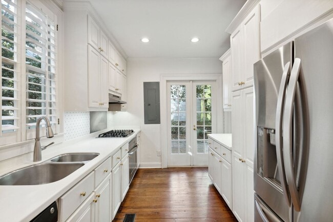 Building Photo - Gorgeous Historic South of Broad Home