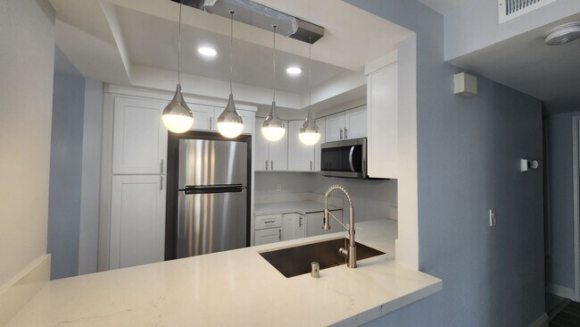 Building Photo - 2047 Lakeridge Cir