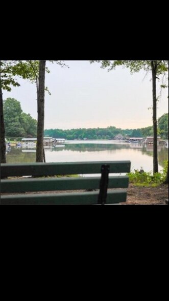 Lake access in back of neighborhood for kayaking - 133 Kensington St