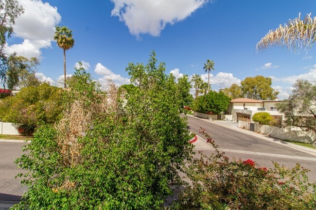 Building Photo - EXCELLENT 2BED, 1.5BATH TOWNHOUSE LOCATED ...