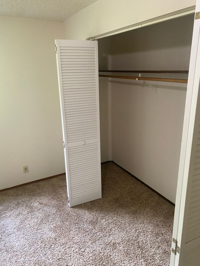 Building Photo - 3 bedroom 1.5 Bath Tandem Home!