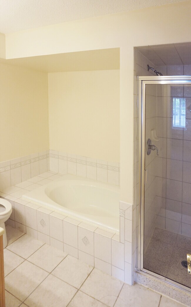 Large Bath - 470 Fawell Blvd