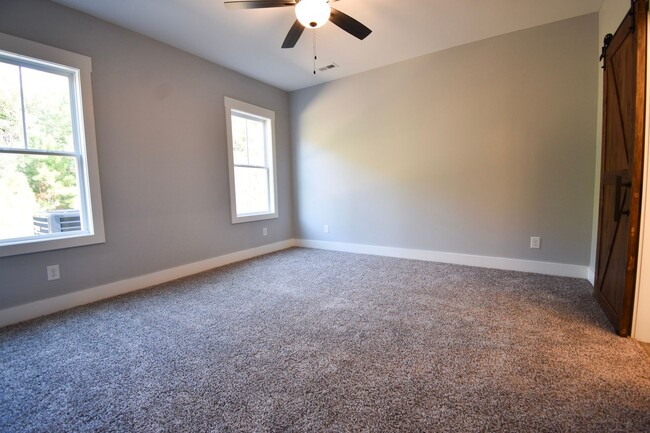 Building Photo - Availabe Now! 4 Bedroom 3 Bathroom Townhome