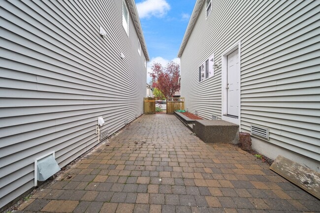 Building Photo - 3 bedroom 2.5 baths - Easy JBLM commute! - North Thurtson School District.