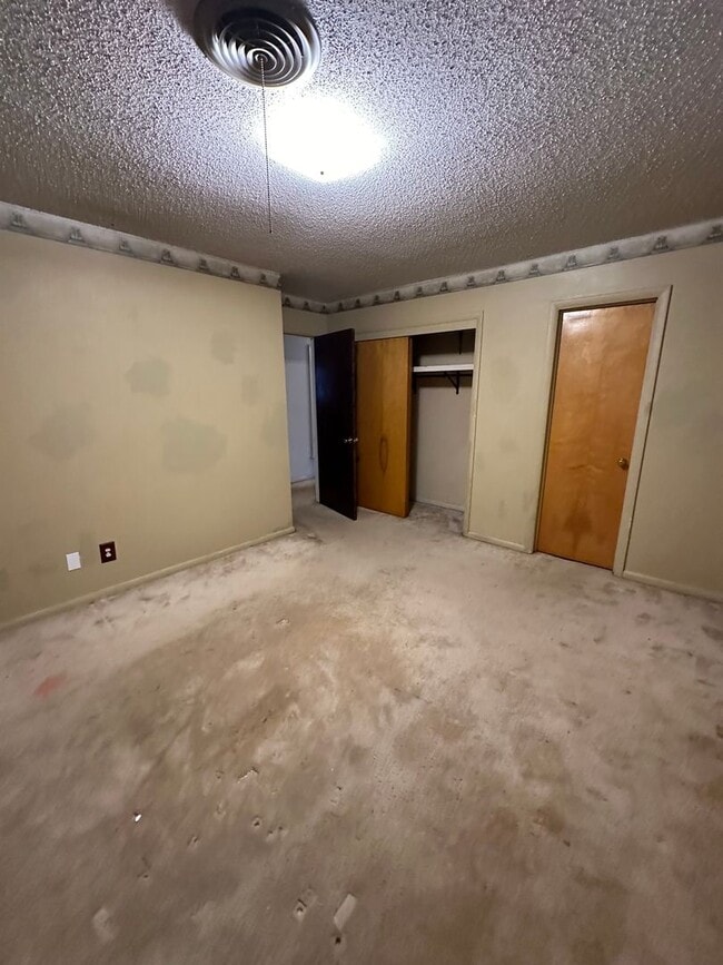Building Photo - 3 Bed 2 Bath Home in Highland School School District!