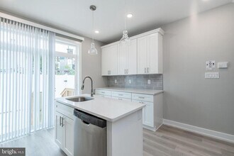 Building Photo - 2550 N Howard St