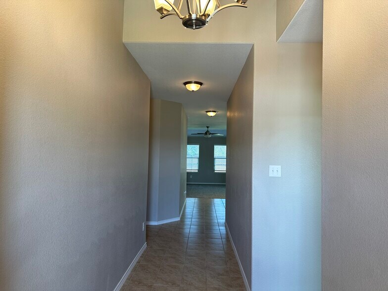 Entry - 327 Chestnut Ln