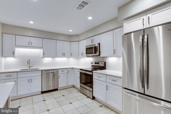 Building Photo - 2313 McGregor Ct