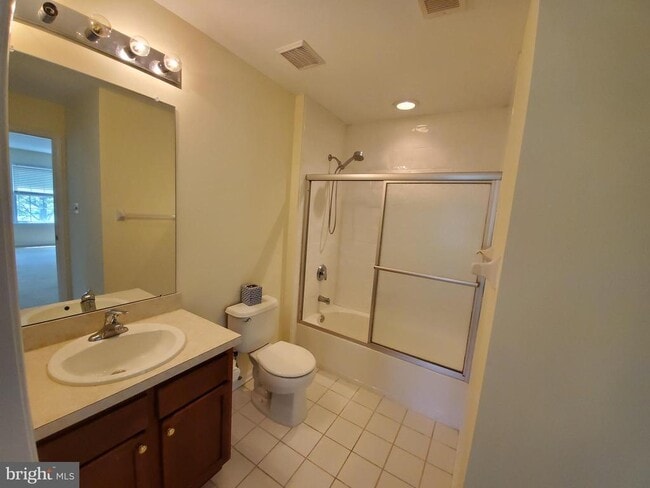 Building Photo - 102 Burnet Crescent