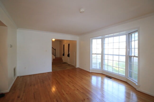 Building Photo - Spacious 4BD/2.5BA Colonial on Quiet Cul-d...