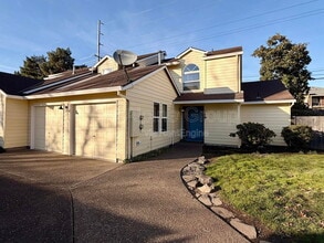 Building Photo - 719 SW Backcourt Pl