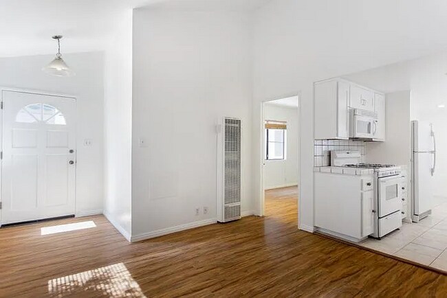 Building Photo - 539 Venice Way