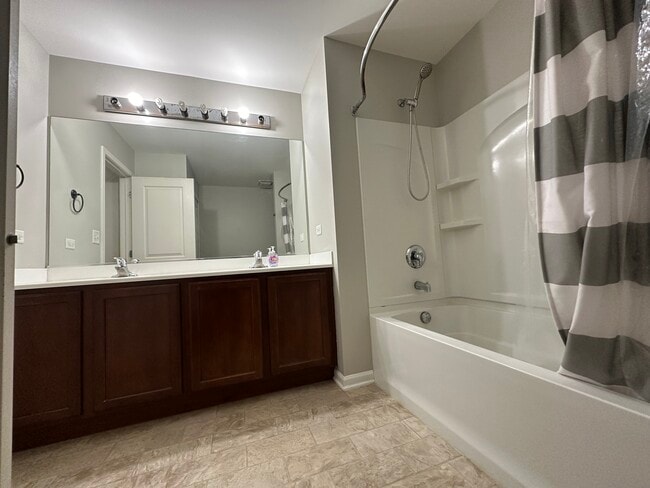 Building Photo - 482 Grosvenor Ln