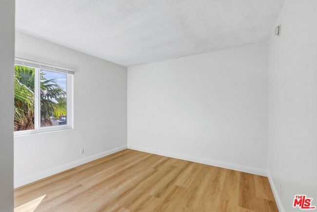 Building Photo - 5117 Crenshaw Blvd