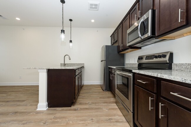 Building Photo - Luxury Living with Extra Space – 1 Bed + D...