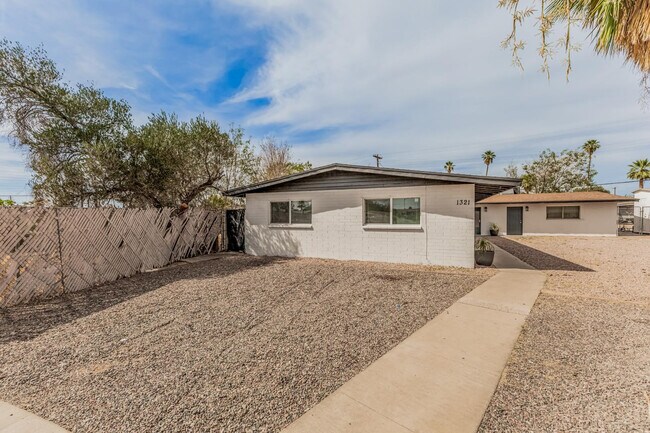 Building Photo - 1321 N 48th Pl