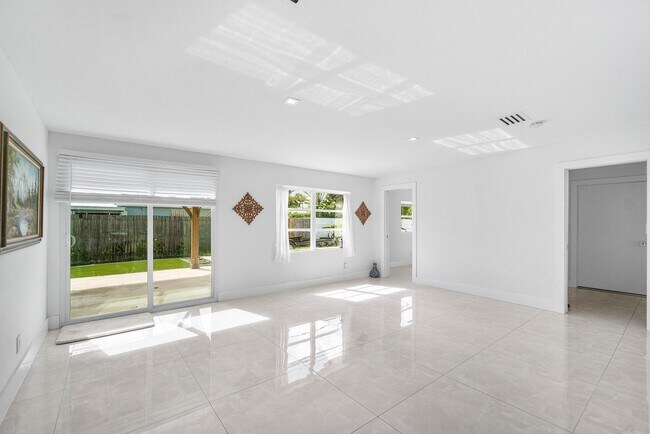 Building Photo - 403 S 13th Ct