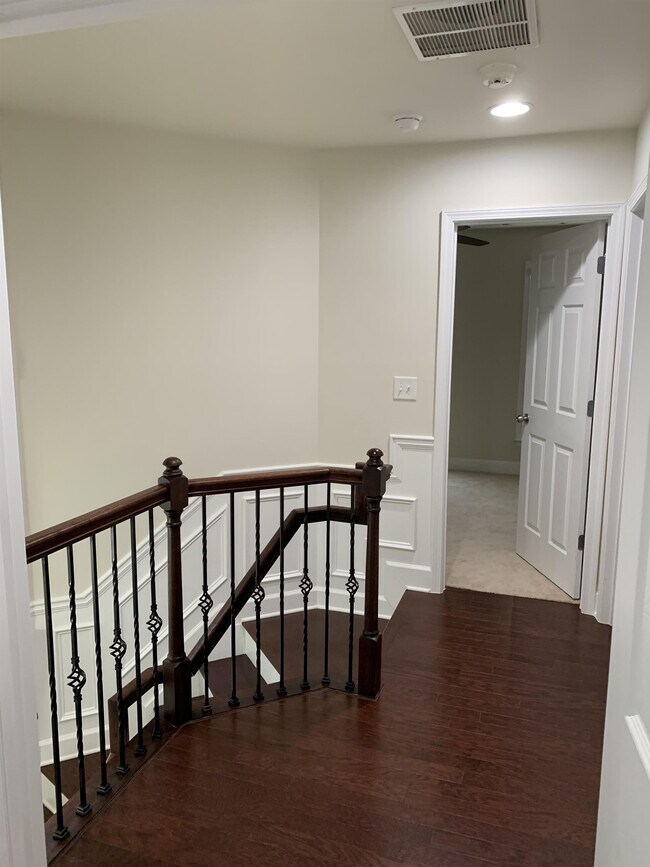 Building Photo - 2562 Sibley Dr